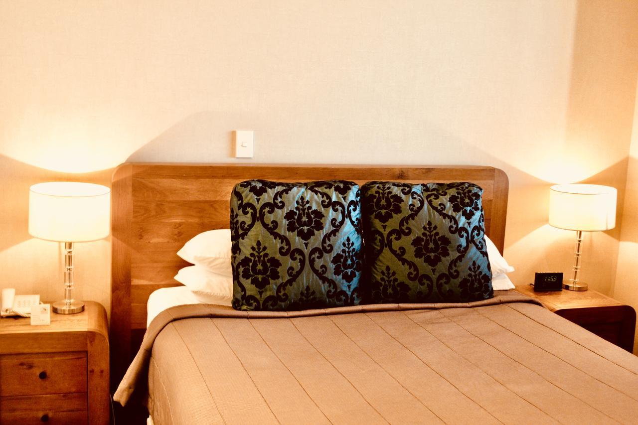 The Nautilus Hotel Napier Eksteriør billede A bed with a decorative pillow
