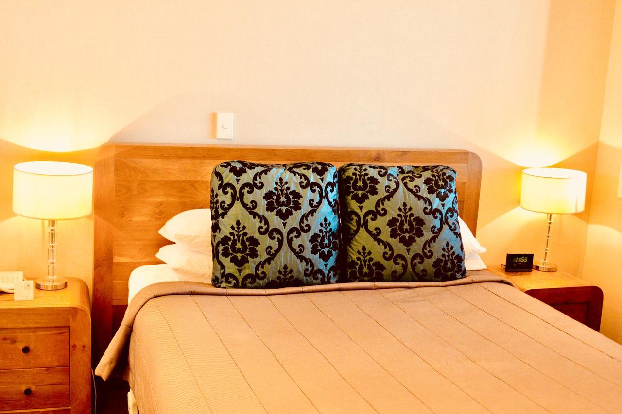 The Nautilus Hotel Napier Eksteriør billede A bed with a decorative pillow