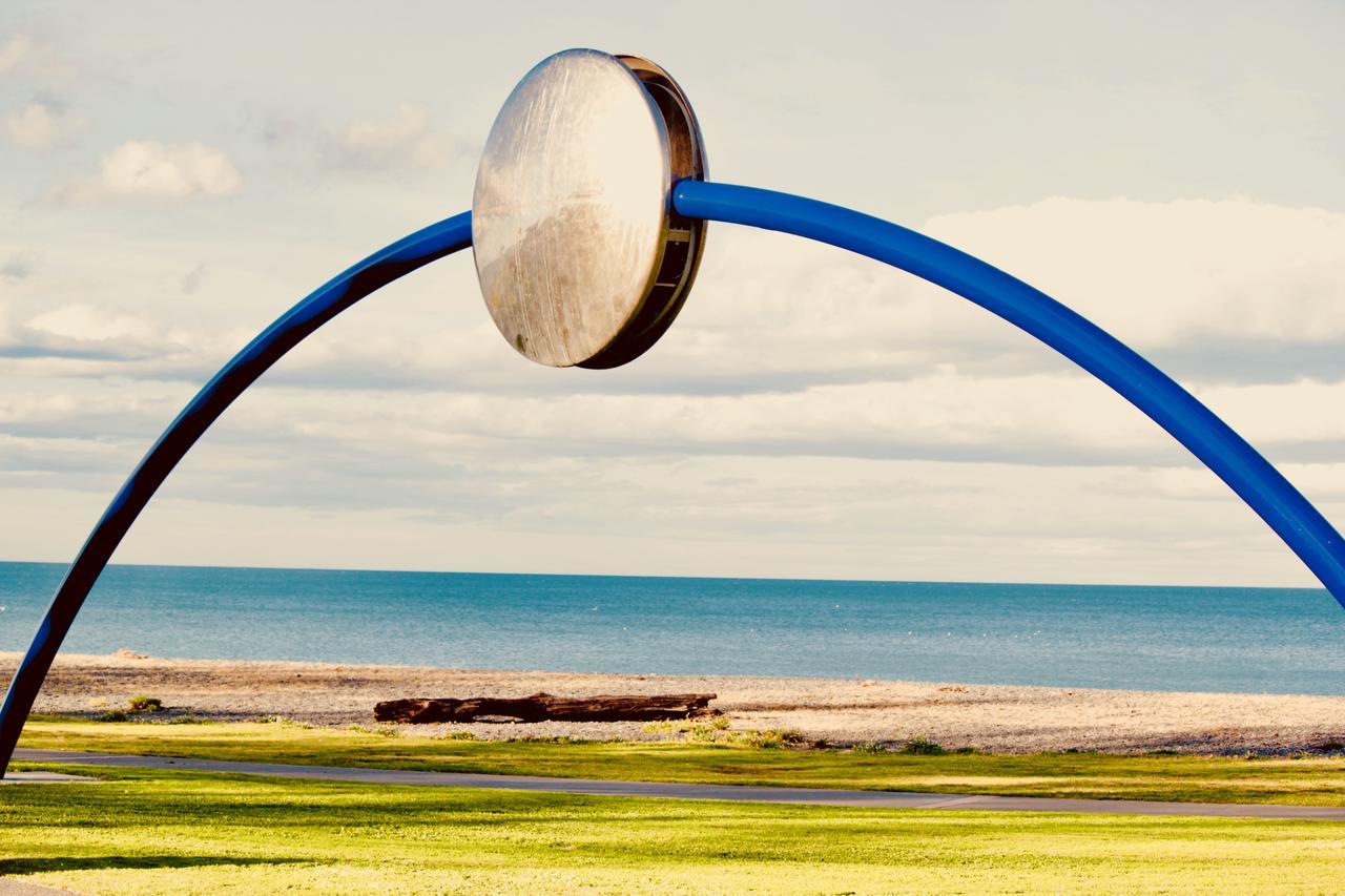 The Nautilus Hotel Napier Eksteriør billede The sculpture at the entrance to the park